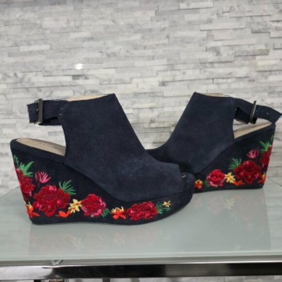 KEHHETH COLE SUIDE WOMEN'S SANDALS SIZE 7.5M. NEW - Picture 1 of 8